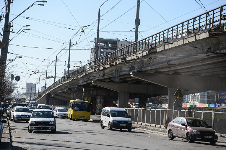 Ремонт путепровода над станцией метро Нивки в Киеве