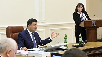 Владимир Гройсман и Наталия Корчак на заседании правительства