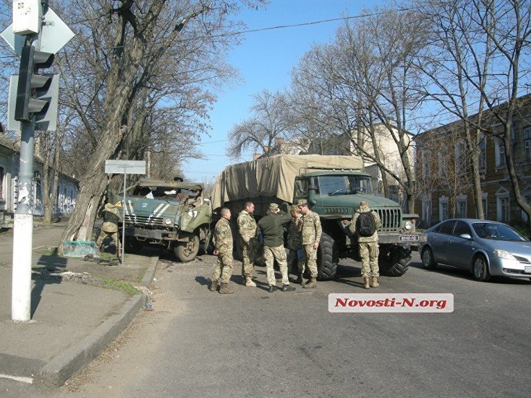 В центре Николаева столкнулись два армейских грузовика — водитель в тяжелом состоянии