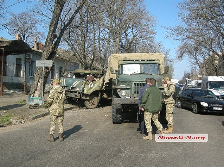 В центре Николаева столкнулись два армейских грузовика — водитель в тяжелом состоянии