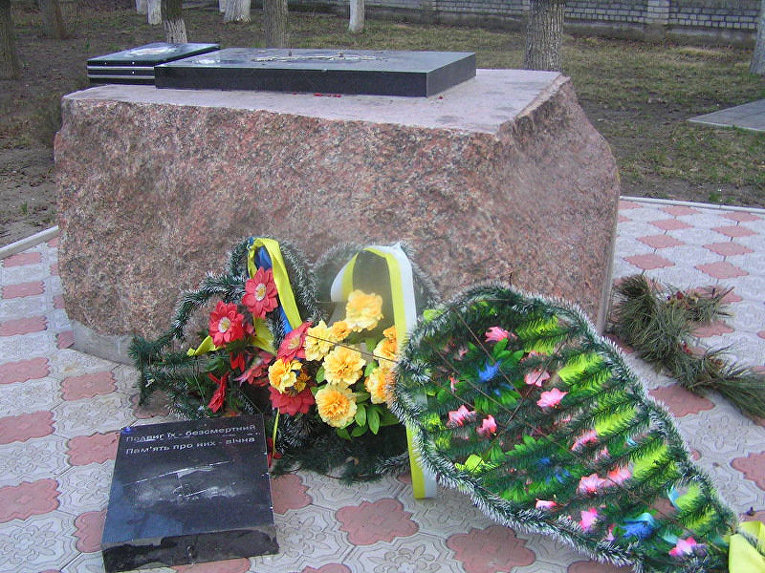 Разрушенный мемориал памяти погибшим на Майдане