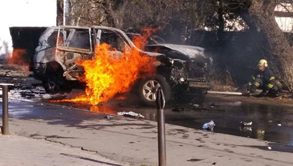 Взорванный автомобиль в Мариуполе