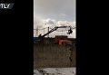 Российские рабочие сделали аттракцион из погрузчика металлолома