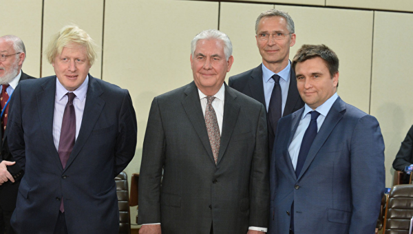 Глава МИД Великобритании Борис Джонсон, Госсекретарь США Рекс Тиллерсон, Генсек НАТО Йенс Столтенберг и глава МИД Украины Павел Климкин