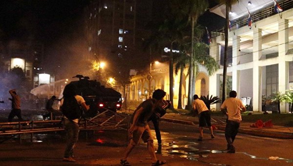 Протестующие подожгли здание конгресса в Парагвае