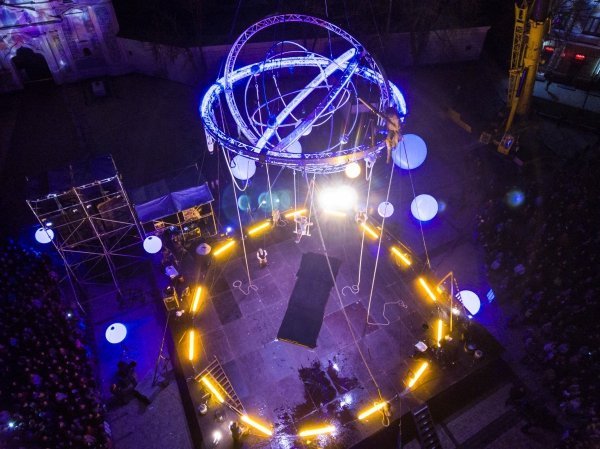 Воздушно-акробатический спектакль Галилео на Софийской площади в Киеве