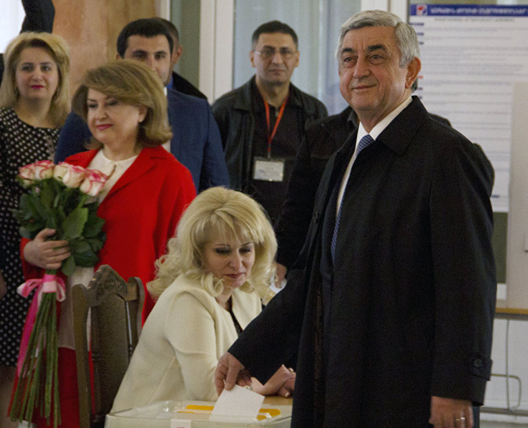 Президент Армении Серж Саргсян голосует на выборах в Национальное собрание