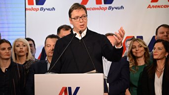 Председатель правительства Сербии Александр Вучич, лидирующий на выборах президента Сербии, в предвыборном штаб в Белграде
