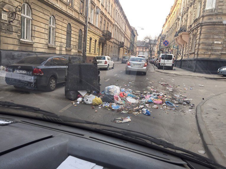 Ночной мусорный пикет во Львове