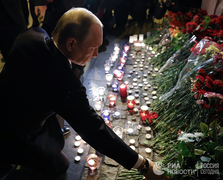 Президент РФ В. Путин возложил цветы у станции метро Технологический институт