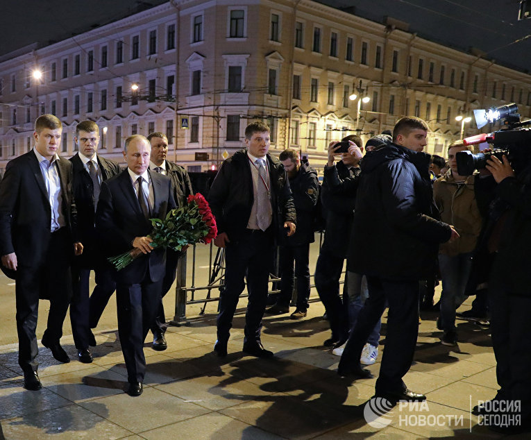 Президент РФ В. Путин возложил цветы у станции метро Технологический институт