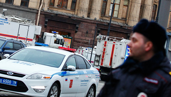 Сотрудники правоохранительных органов у станции метро в Санкт-Петербурге