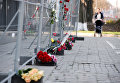 Люди несут цветы к посольству России в Киеве в память о погибших в результате взрыва в метро в Санкт-Петербурге