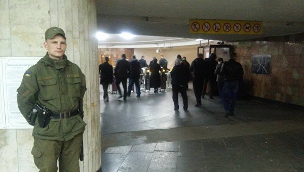 Усиленная охрана киевского метро на фоне взрыва в Санкт-Петербурге