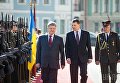 Президент Украины Петр Порошенко и президент Латвии Вейонис во время официальной церемонии встречи