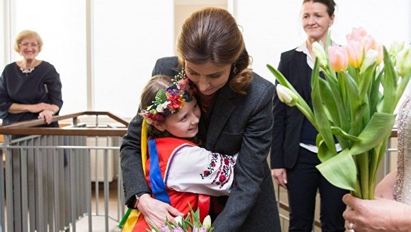 Марина Порошенко посетила Рижскую украинскую среднюю школу