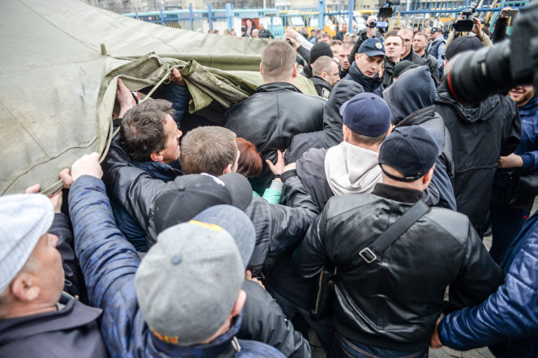 Автоперевозчики митингуют в центре Киева