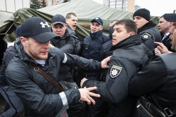 Потасовка протестующих с полицией произошла во время акции маршрутчиков под зданием Киевской обладминистрации