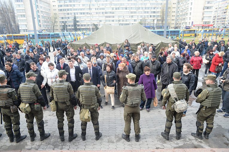 Потасовка протестующих с полицией произошла во время акции маршрутчиков под зданием Киевской обладминистрации
