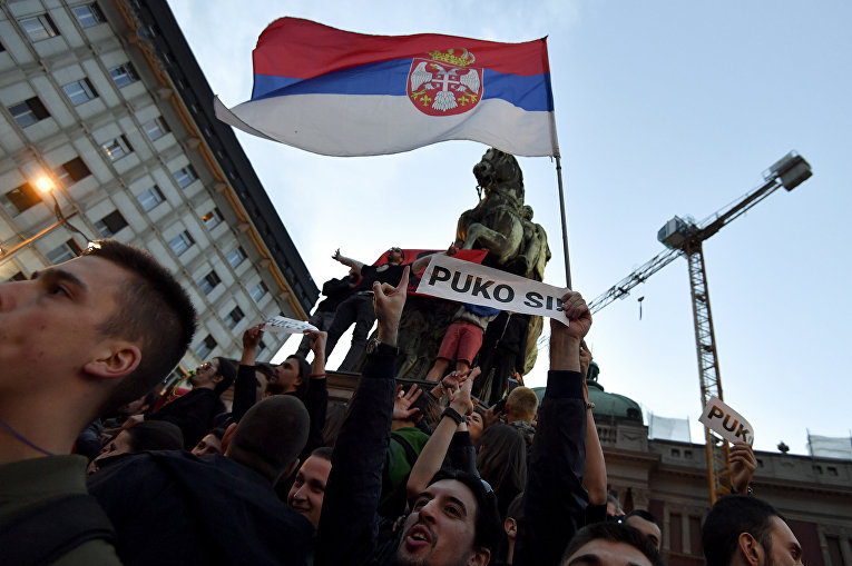 Многотысячный протест в Сербии тысячи против избрания президентом Вучича