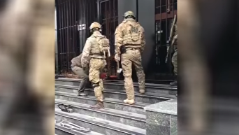 Бойцы СБУ прорвались в Укрнафту с оружием и болгаркой. Видео