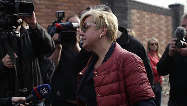Активисты заблокировали автомобиль Гонтаревой около ее дома