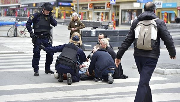 Теракт в центре Стокгольма. Полиция оказывает помощь пострадавшим