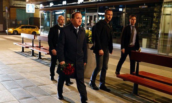 Премьер-министр Швеции Стефан Лёвен во время возложения цветов на месте теракта в Стокгольме