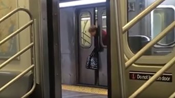 В метро Нью-Йорка попавшая в беду женщина не дождалась помощи от пассажиров. Видео