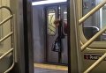 В метро Нью-Йорка попавшая в беду женщина не дождалась помощи от пассажиров. Видео