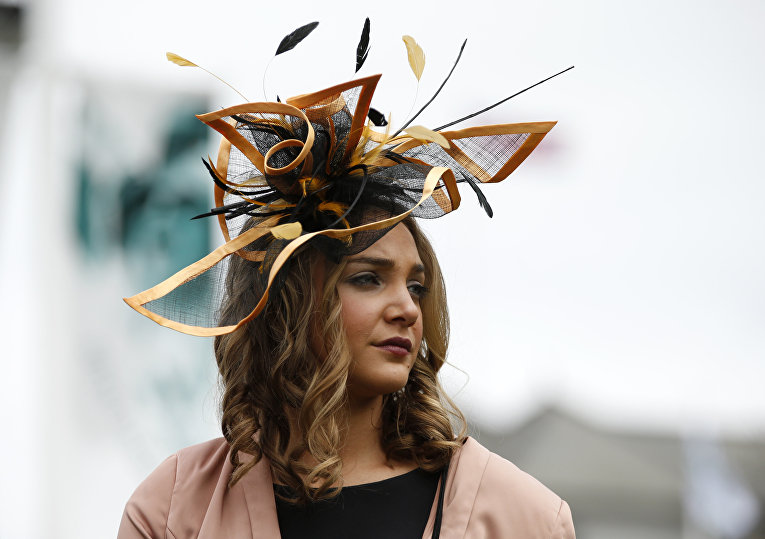 Шляпки безумных модниц на Grand National Festival в Британии