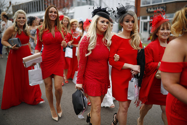 Шляпки безумных модниц на Grand National Festival в Британии