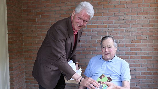 Билл Клинтон навестил Джорджа Буша-старшего и подарил ему носки