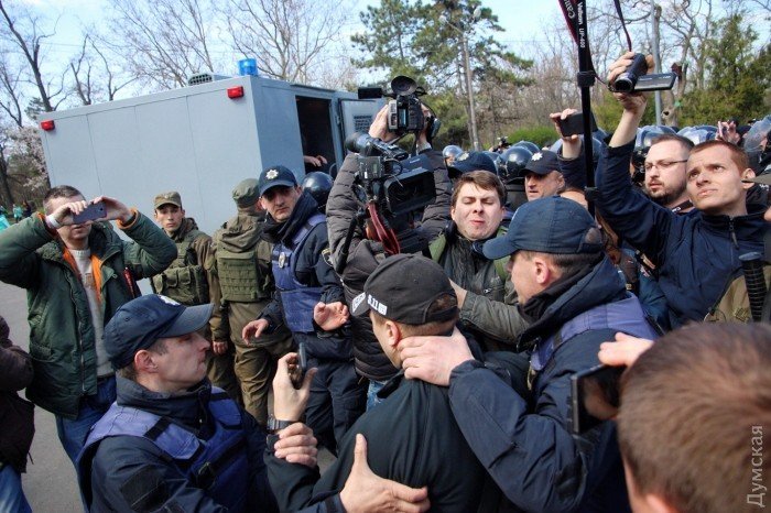 Возле памятника Неизвестному матросу в Одессе произошла потасовка