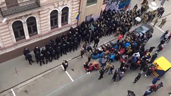 Стычки протестующих около Сбербанка в Харькове с полицией и нацгвардией