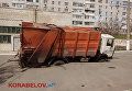 В Николаеве во дворе многоэтажек мусоровоз провалился колесами под асфальт