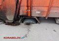 В Николаеве во дворе многоэтажек мусоровоз провалился колесами под асфальт