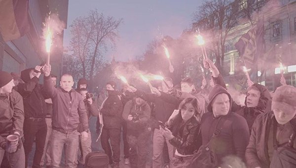 Активисты Национального корпуса под отделением Сбербанка в Киеве (ул. Владимирская)