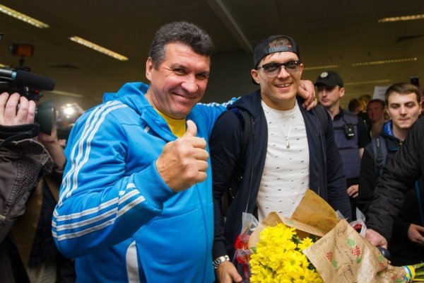 В аэропорту Борисполь встретили чемпиона мира по боксу Александра Усика