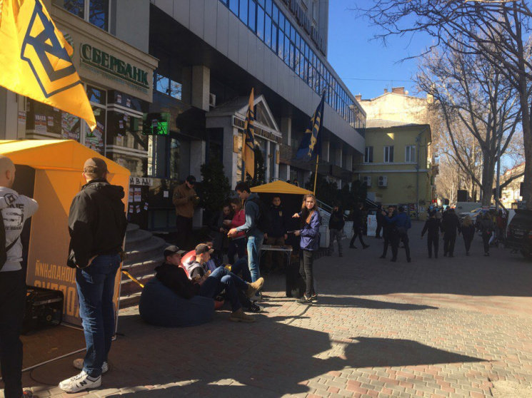 Активисты блокируют отделение «Сбербанка» в центре Одессы