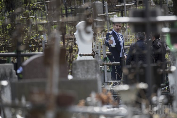 Виталий Кличко на Лукьяновском кладбище во время выездной инспекции накануне поминальных дней в Киеве