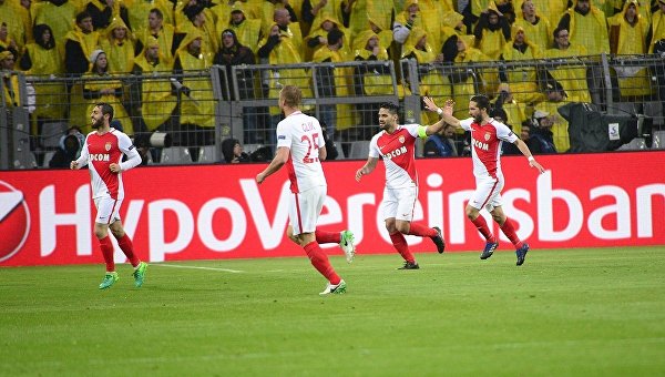Игроки ФК Монако празднуют победу над Боруссией (Дортмунд)