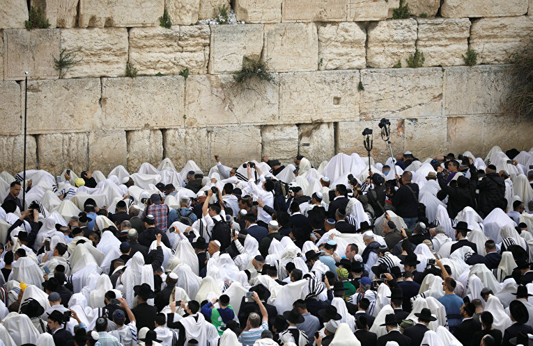 Возле Стены плача в Иерусалиме прошло традиционное благословение коэнов