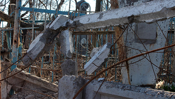Могилы на кладбище, разрушенном в результате боевых действий в аэропорту Донецка. Архивное фото