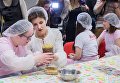 Супруга президента Марина Порошенко помогла детям с особыми потребностями приготовить пасхальные куличи