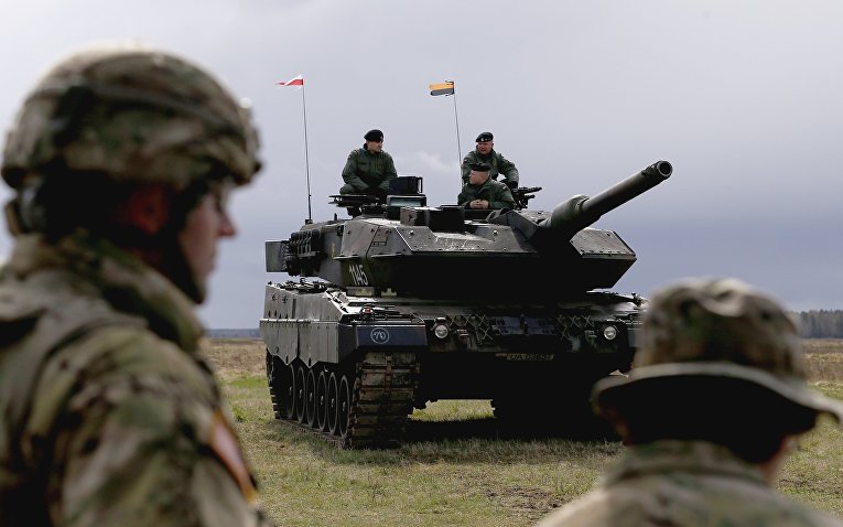 Солдаты польской армии и армия НАТО на полигоне в окрестностях Оржиша, Польша.