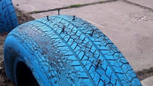 В Киеве на Позняках используют гвозди и шины для благоустройства территории
