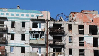 Жилой дом, пострадавший в результате обстрела в Донецке. Архивное фото