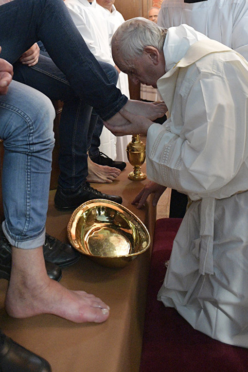 Папа Римский омыл и поцеловал ноги бывшим мафиози