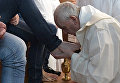 Папа Римский омыл и поцеловал ноги бывшим мафиози
